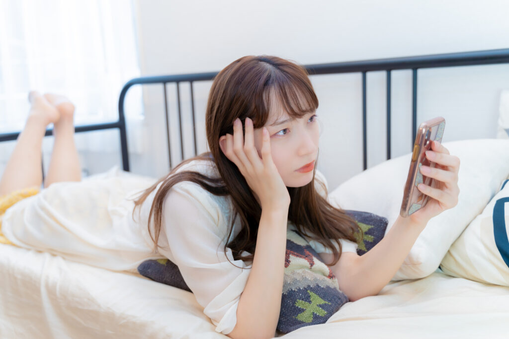 スマホを眺める女性