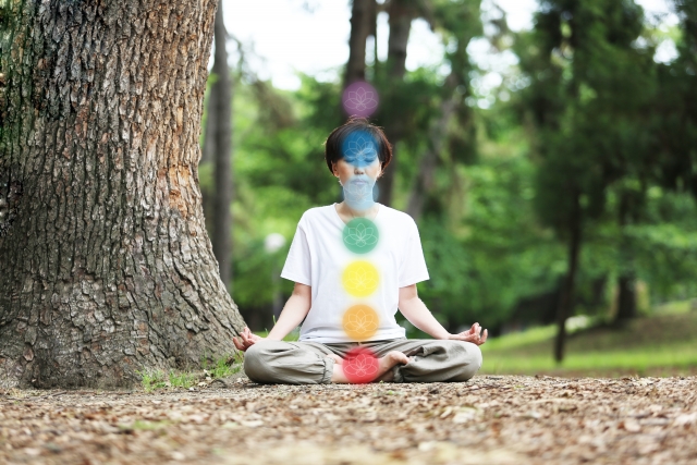 チャクラヒーリングを行っているイメージ