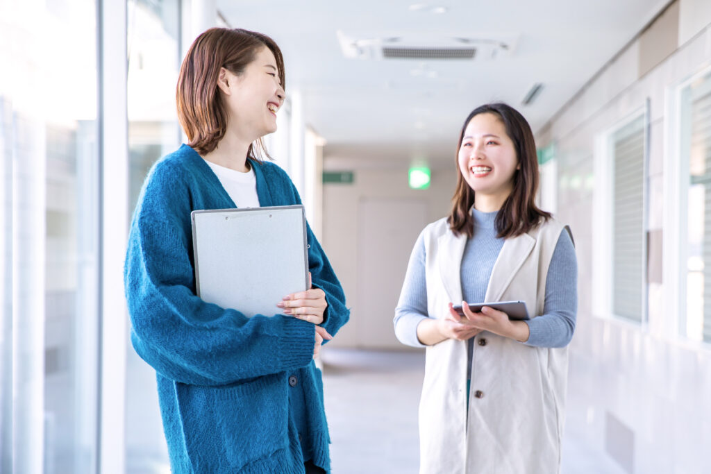 職場で会話をする女性たち