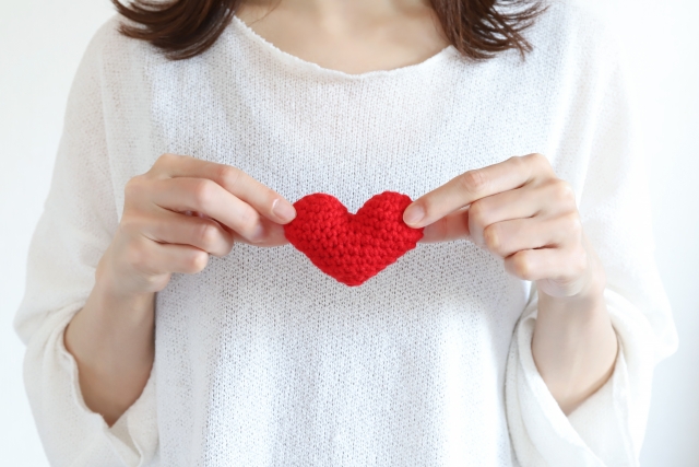 胸元に置いたハートでハートチャクラを示すイメージ