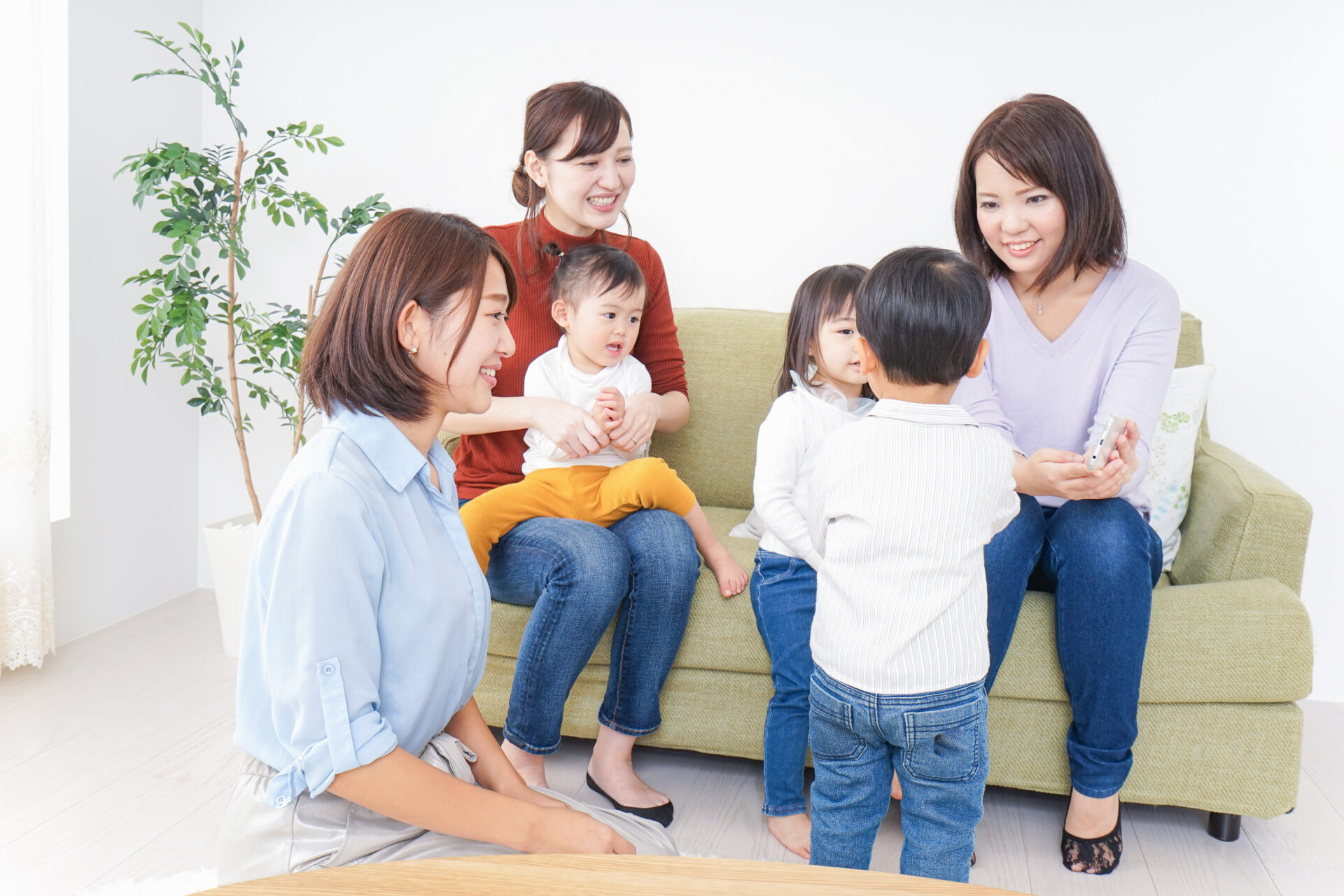 ママ友と過ごす女性