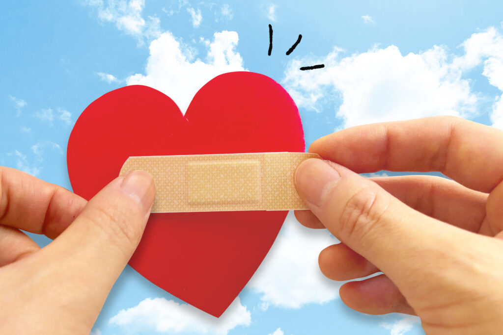 絆創膏を貼られたハート